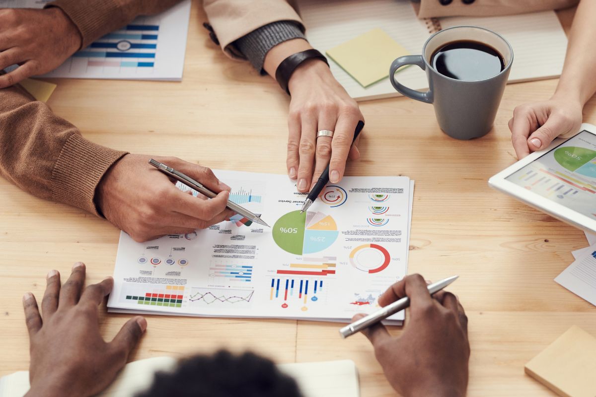 Several people sitting around a table, trying to create a B2B inbound marketing strategy.