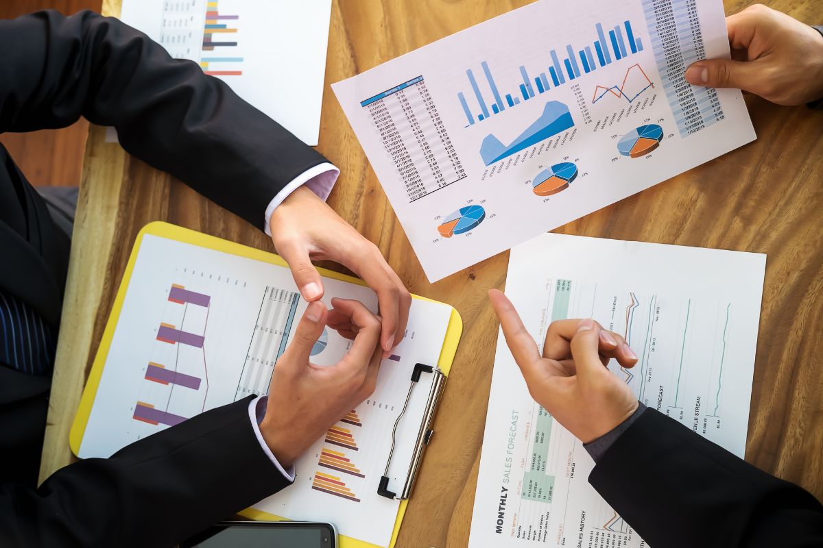 An inbound marketing consultant going over metrics with a client.